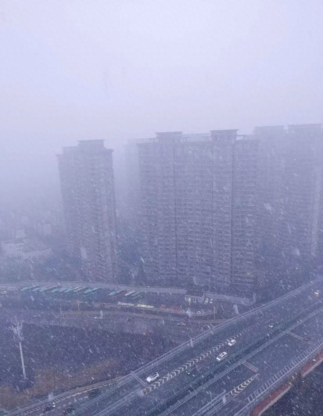 西安雨雪来袭！上班路上的你还好吗？全省大部将迎大到暴雪  第1张