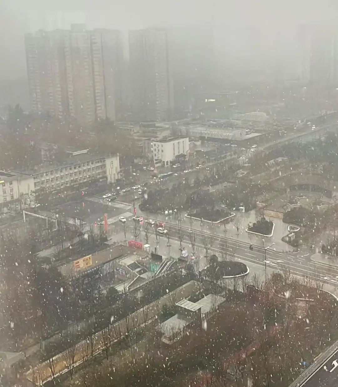 西安雨雪来袭！上班路上的你还好吗？全省大部将迎大到暴雪  第3张