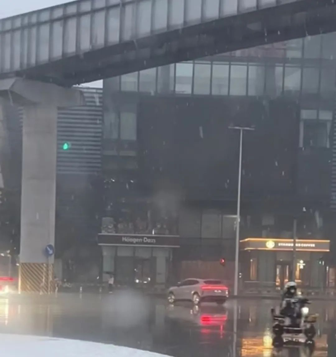 西安雨雪来袭！上班路上的你还好吗？全省大部将迎大到暴雪  第4张