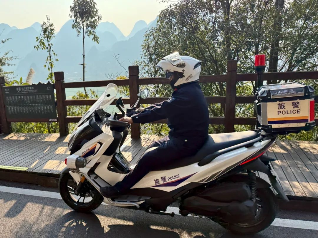 万峰林升级5A景区后首个旺季，油菜花海与藏蓝卫士共绘诗意画卷  第3张