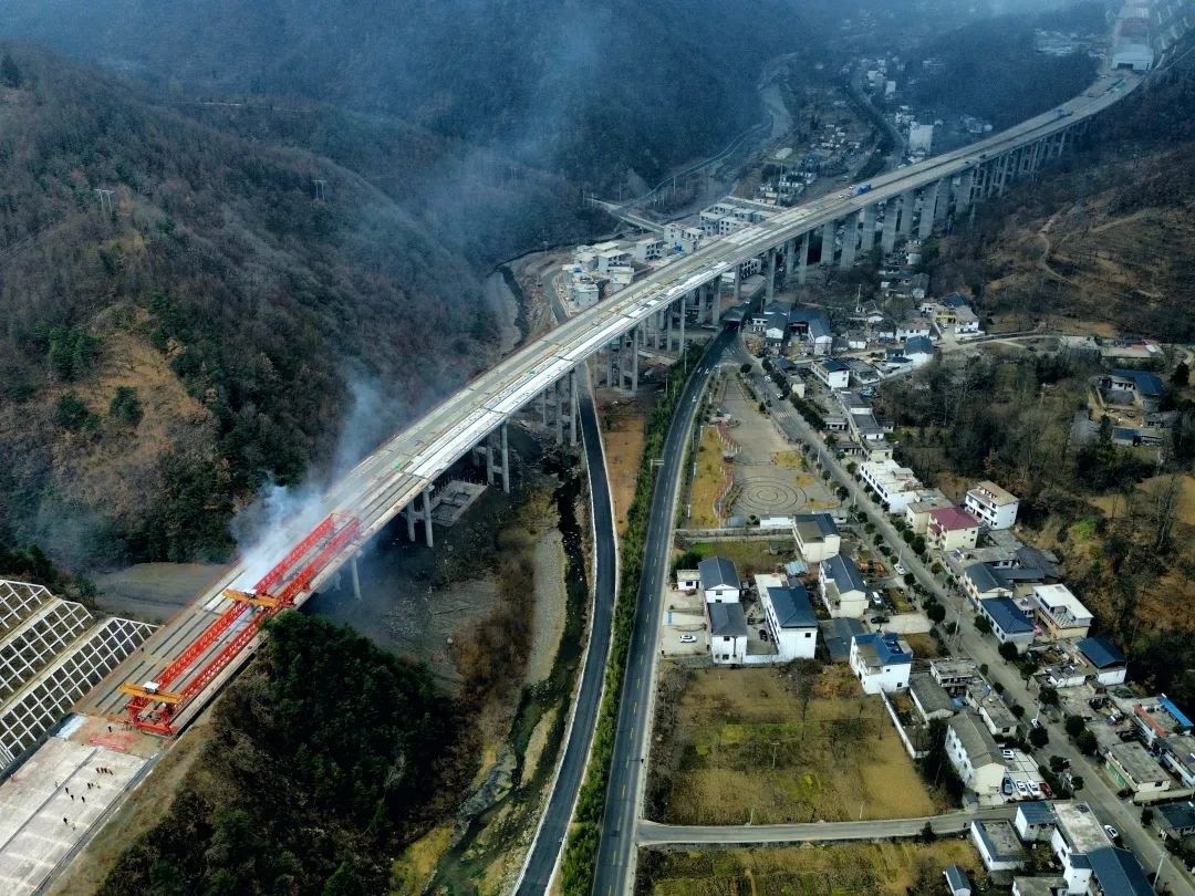 S44康略高速长坝1号大桥双幅贯通！918米巨龙横跨国道，如何实现精准架设？