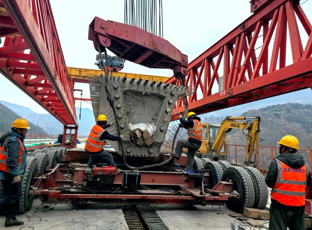 S44康略高速长坝1号大桥双幅贯通！918米巨龙横跨国道，如何实现精准架设？  第2张
