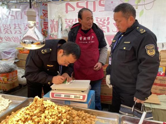 2025年春节食品安全大检查！781名执法人员出动，1357家商户被查，你的年货安全吗？  第3张
