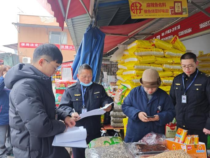2025年春节食品安全大检查！781名执法人员出动，1357家商户被查，你的年货安全吗？  第5张
