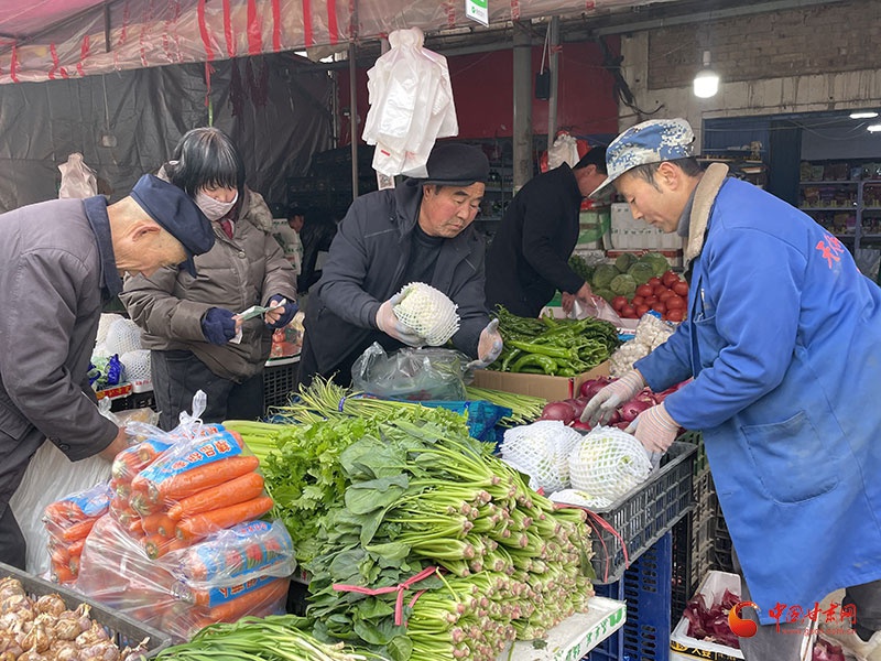 年味正浓！礼县盐官镇集市为何如此热闹？带你感受最地道的年俗风情  第2张