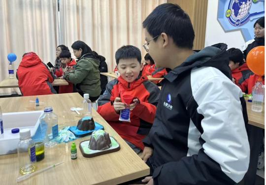 2025年寒假，德州市科技馆如何通过灵蛇献瑞活动激发青少年的科学热情？  第3张