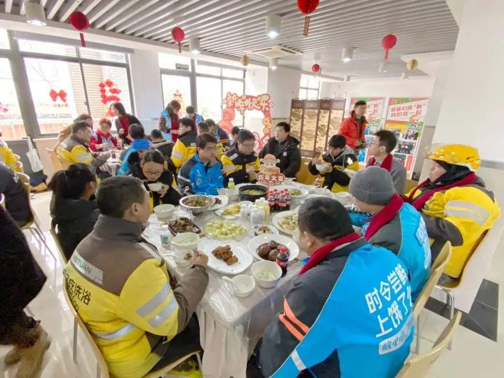 快递小哥春节不回家？上海闵行区14个街镇如何用饺子温暖他们的心  第4张