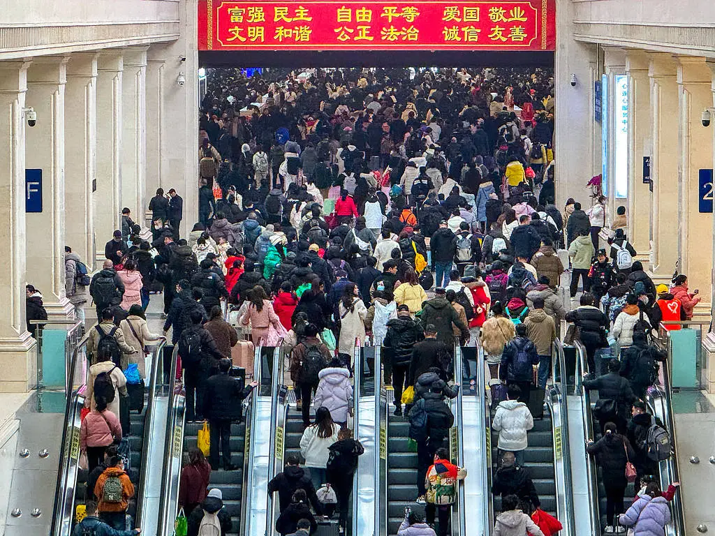 2025春运高峰来袭！1420万人次出行，你准备好抢票了吗？