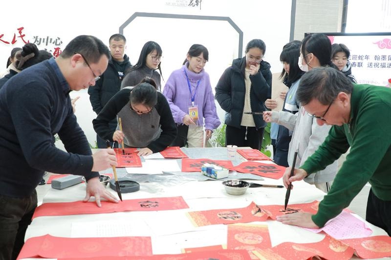 2025蛇年春节，苏州这场写春联活动为何吸引无数市民驻足？  第1张