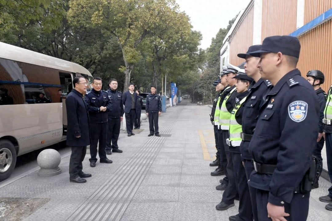 区委书记鲁霞光亲临一线，为何这些人的坚守让人感动不已？  第1张
