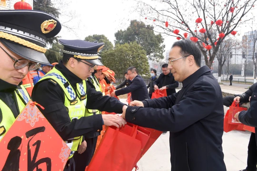 区委书记鲁霞光亲临一线，为何这些人的坚守让人感动不已？  第3张