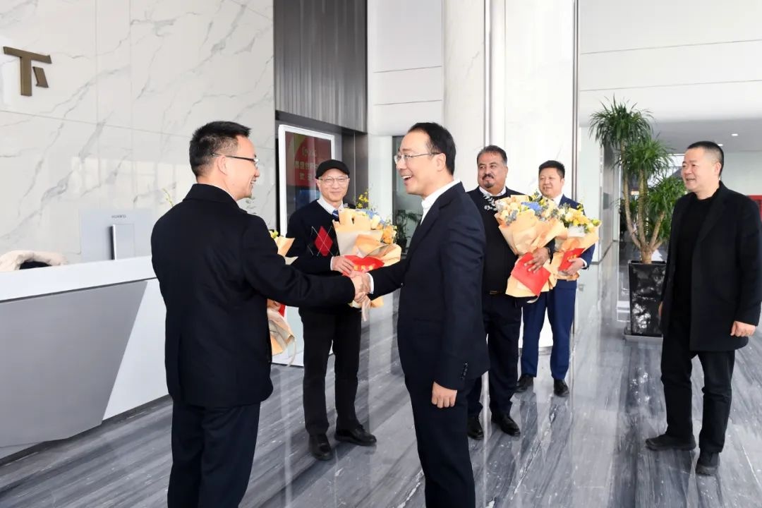 区委书记鲁霞光亲临一线，为何这些人的坚守让人感动不已？  第4张