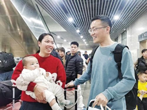 37小时火车只为团圆饭！深圳东站春运故事，你被哪个感动了？  第1张