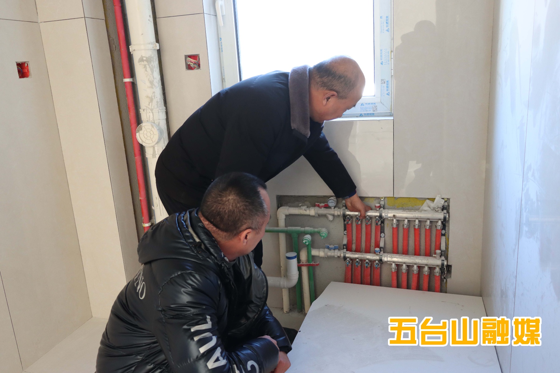 春节将至,五台山业主为何纷纷排队领取这份特别的礼物?书法家现场挥毫送祝福 第3张 春节将至,五台山业主为何纷纷排队领取这份特别的礼物?书法家现场挥毫送祝福 第3张