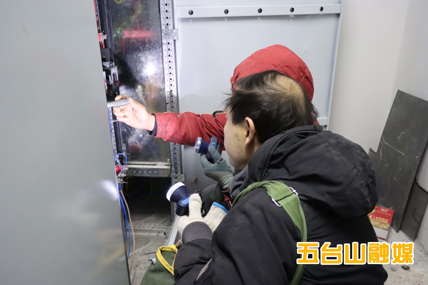 春节将至,五台山业主为何纷纷排队领取这份特别的礼物?书法家现场挥毫送祝福 第4张 春节将至,五台山业主为何纷纷排队领取这份特别的礼物?书法家现场挥毫送祝福 第4张