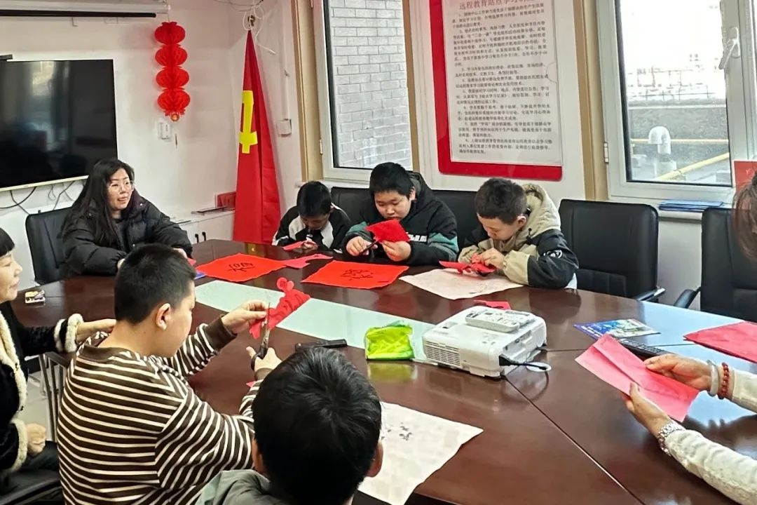 新春佳节，西地镇如何用笔墨和窗花点燃邻里间的温馨与欢笑？  第3张