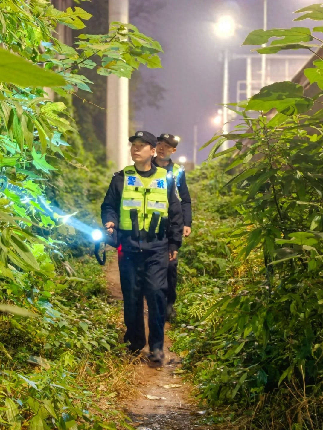重庆水域惊现套牌挂车！警方重拳出击，冬季行动能否彻底清除隐患？