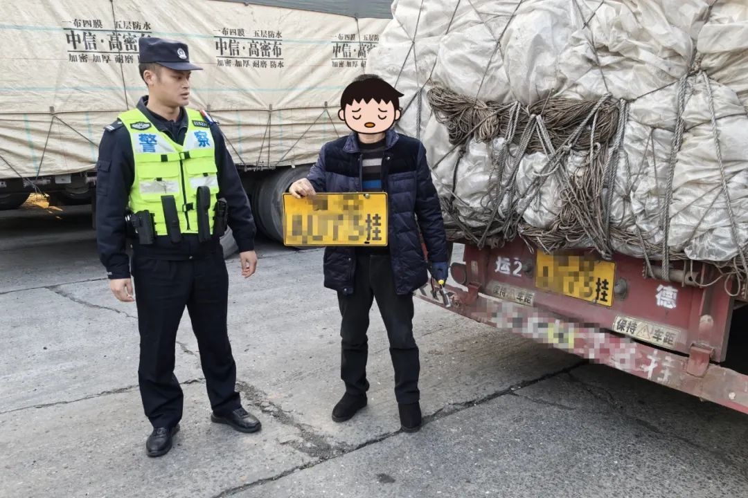 重庆水域惊现套牌挂车！警方重拳出击，冬季行动能否彻底清除隐患？  第2张