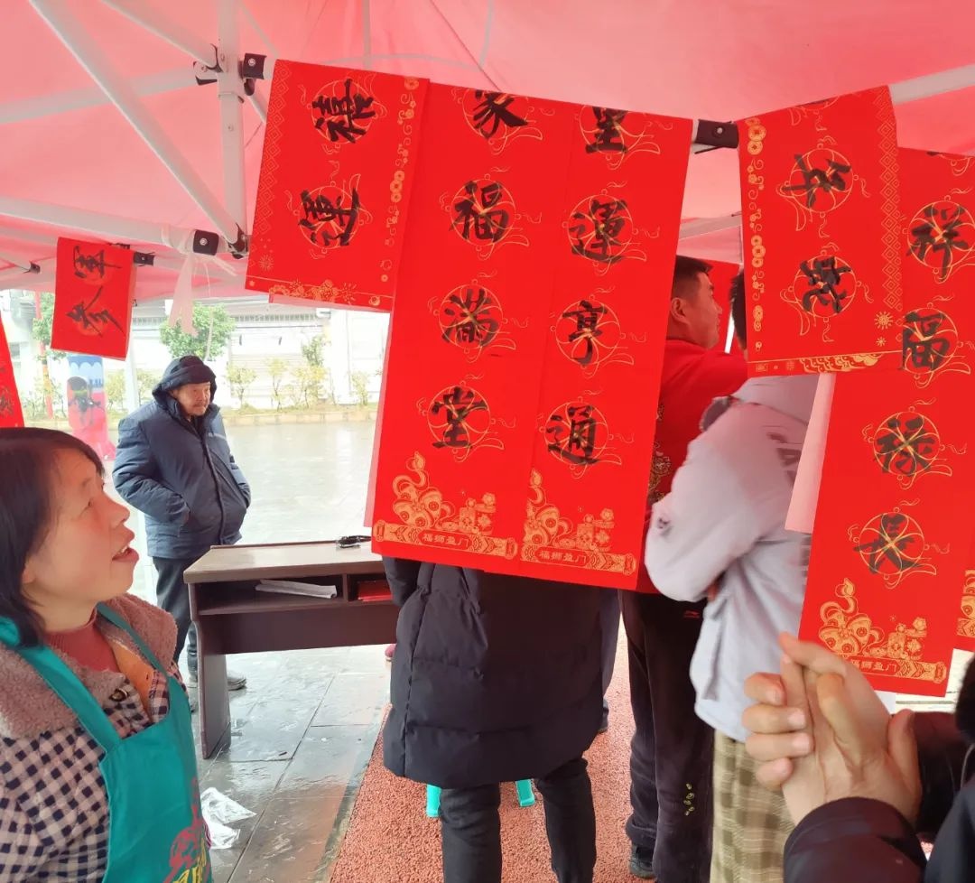 书法老师齐上阵，春联送福暖人心！但你知道超卖门票的后果有多严重吗？  第9张