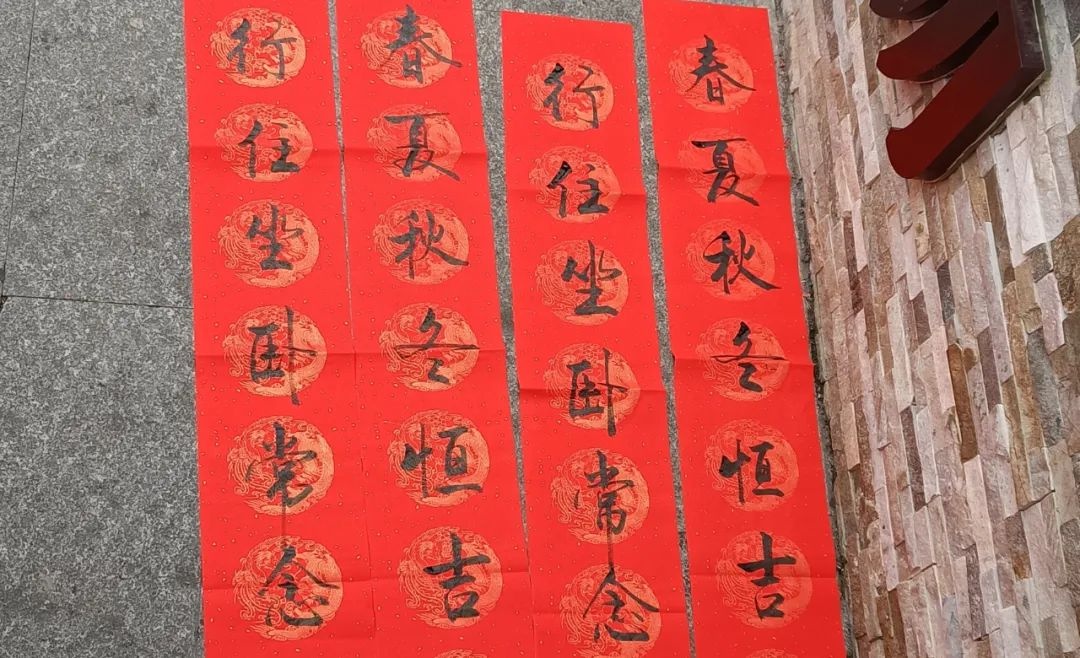 书法老师齐上阵，春联送福暖人心！但你知道超卖门票的后果有多严重吗？