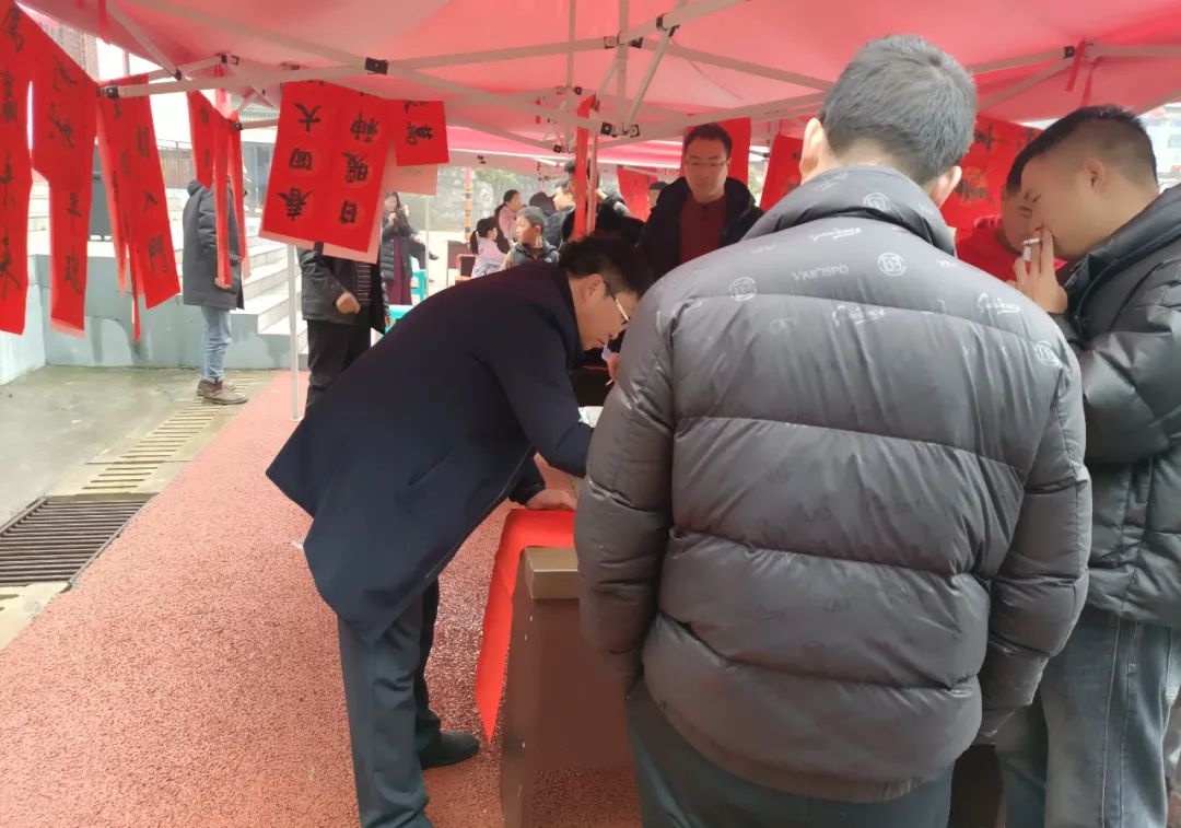 书法老师齐上阵，春联送福暖人心！但你知道超卖门票的后果有多严重吗？  第2张