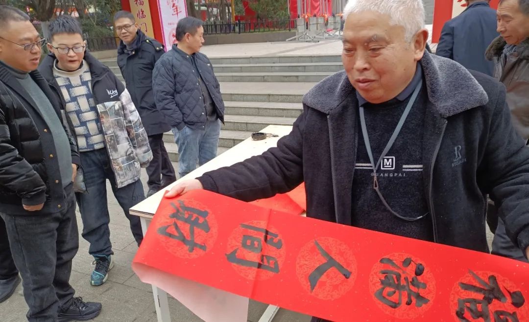 书法老师齐上阵，春联送福暖人心！但你知道超卖门票的后果有多严重吗？  第4张