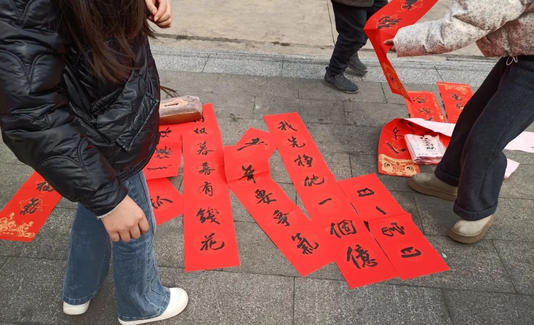 书法老师齐上阵，春联送福暖人心！但你知道超卖门票的后果有多严重吗？  第5张
