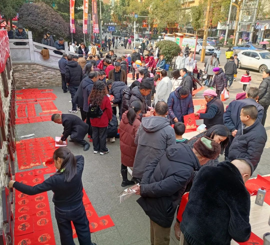 书法老师齐上阵，春联送福暖人心！但你知道超卖门票的后果有多严重吗？  第7张