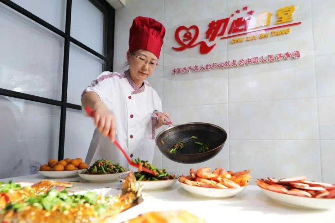 新春食堂传暖意，社区志愿者如何让独居老人感受浓浓年味？  第2张