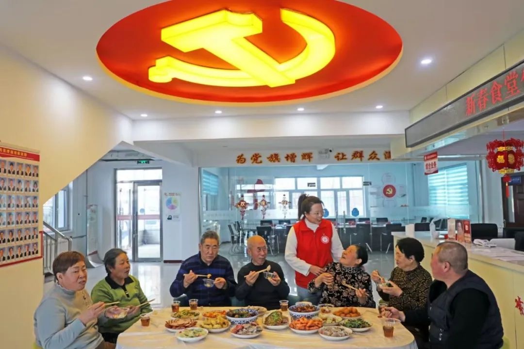 新春食堂传暖意，社区志愿者如何让独居老人感受浓浓年味？  第3张