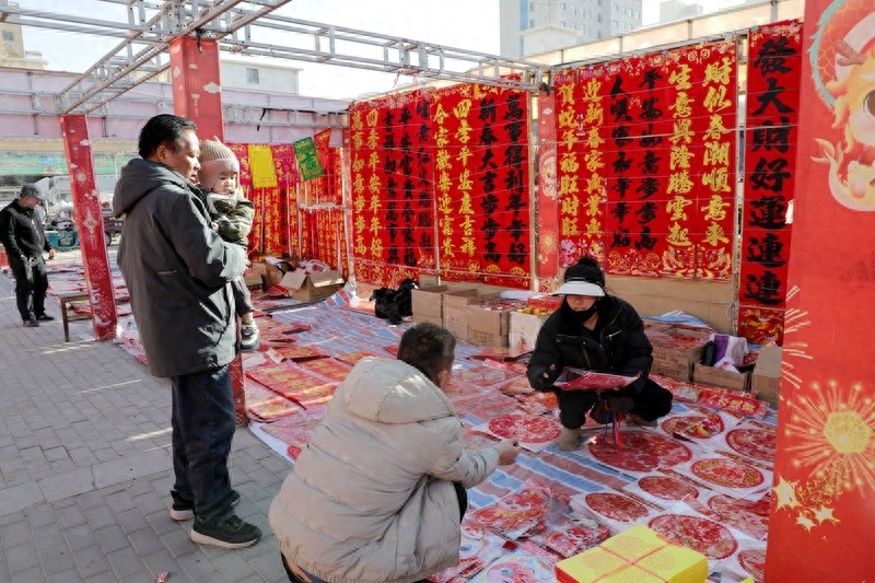 临泽县年货市场火爆！你准备好迎接春节的喜庆氛围了吗？