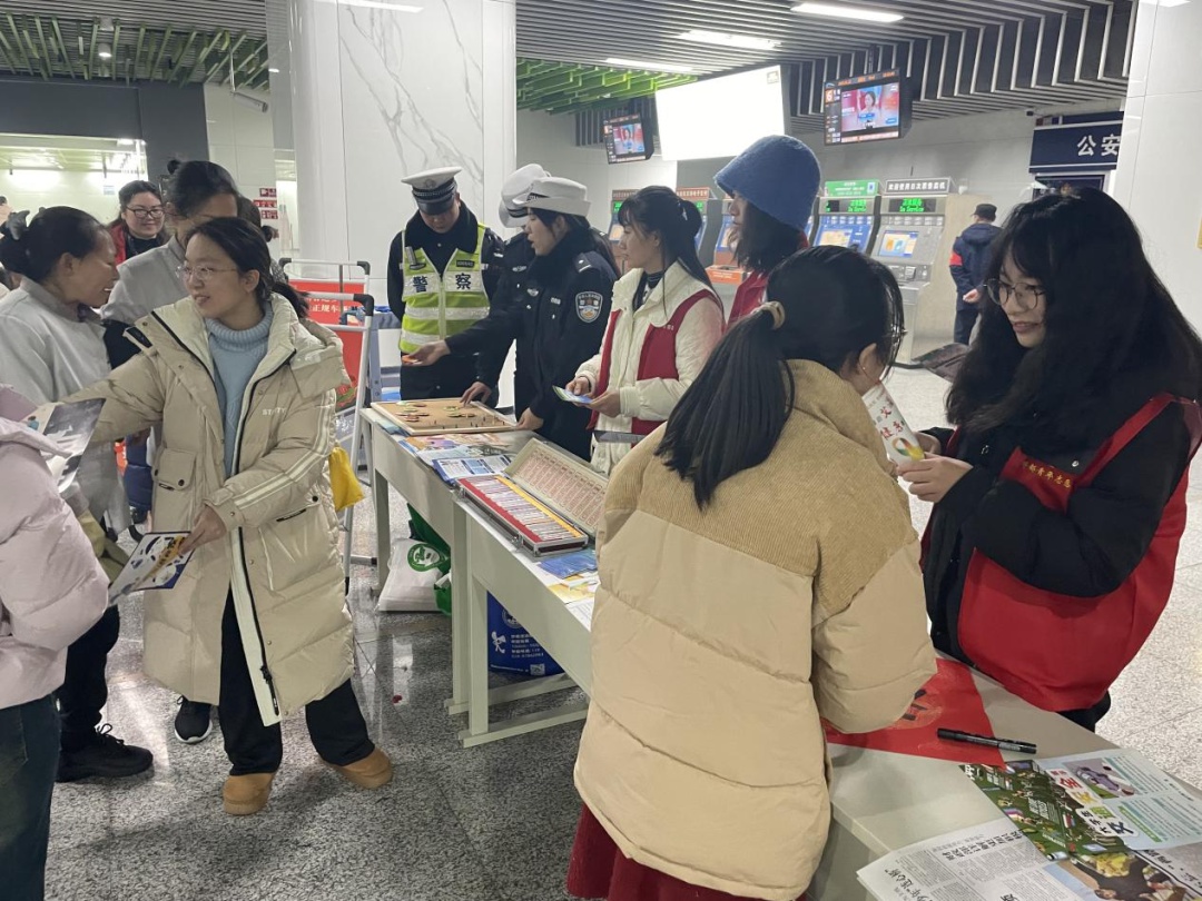 2025年春运，郫筒街道红马甲志愿者如何让您的旅途更暖心？  第2张