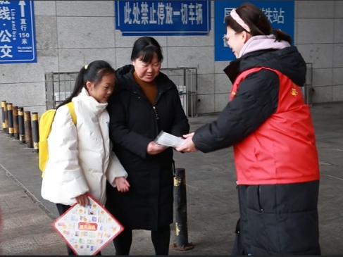 2025年春运，郫筒街道红马甲志愿者如何让您的旅途更暖心？  第8张