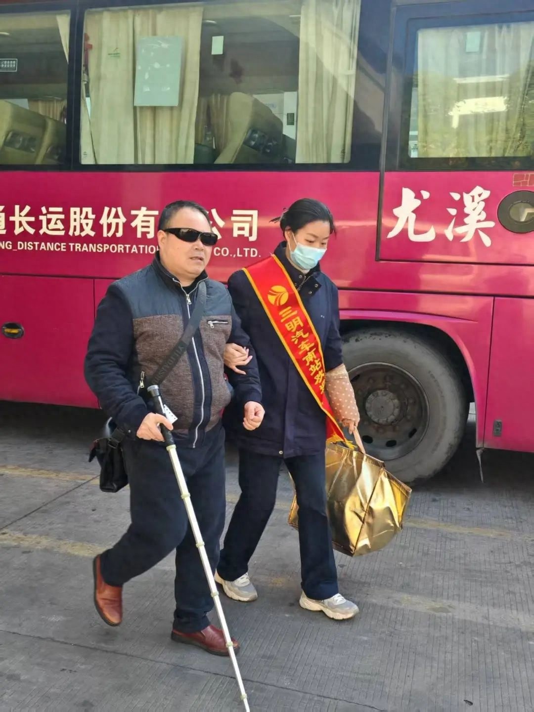 盲人大伯独自乘车，志愿者暖心护送！春运路上还有多少这样的感人故事？