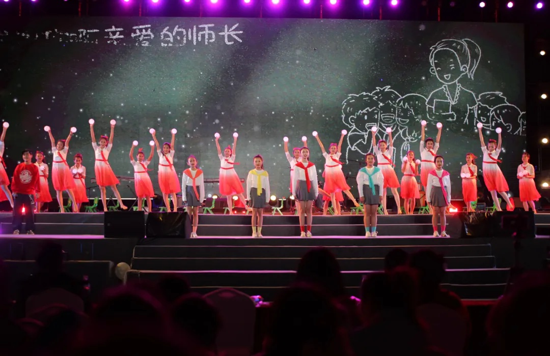 西昌市教体系统职工新年音乐晚会震撼上演，1000+现场观众，3万+在线观看，你错过了吗？  第13张