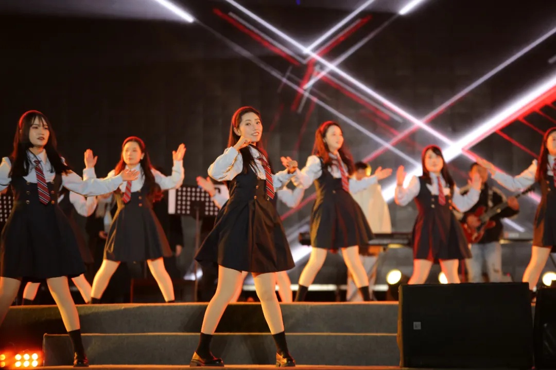 西昌市教体系统职工新年音乐晚会震撼上演，1000+现场观众，3万+在线观看，你错过了吗？  第6张
