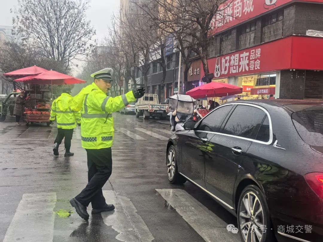 春运大考！商城县交警如何全天候疏堵保畅通？  第4张