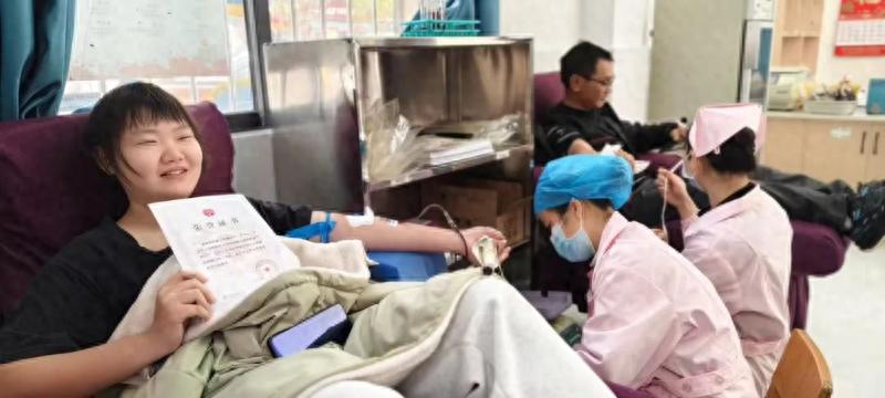 医务人员献血月：63人献出21000毫升，他们的爱心为何如此珍贵？
