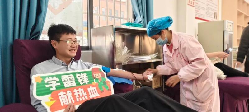 医务人员献血月：63人献出21000毫升，他们的爱心为何如此珍贵？  第2张