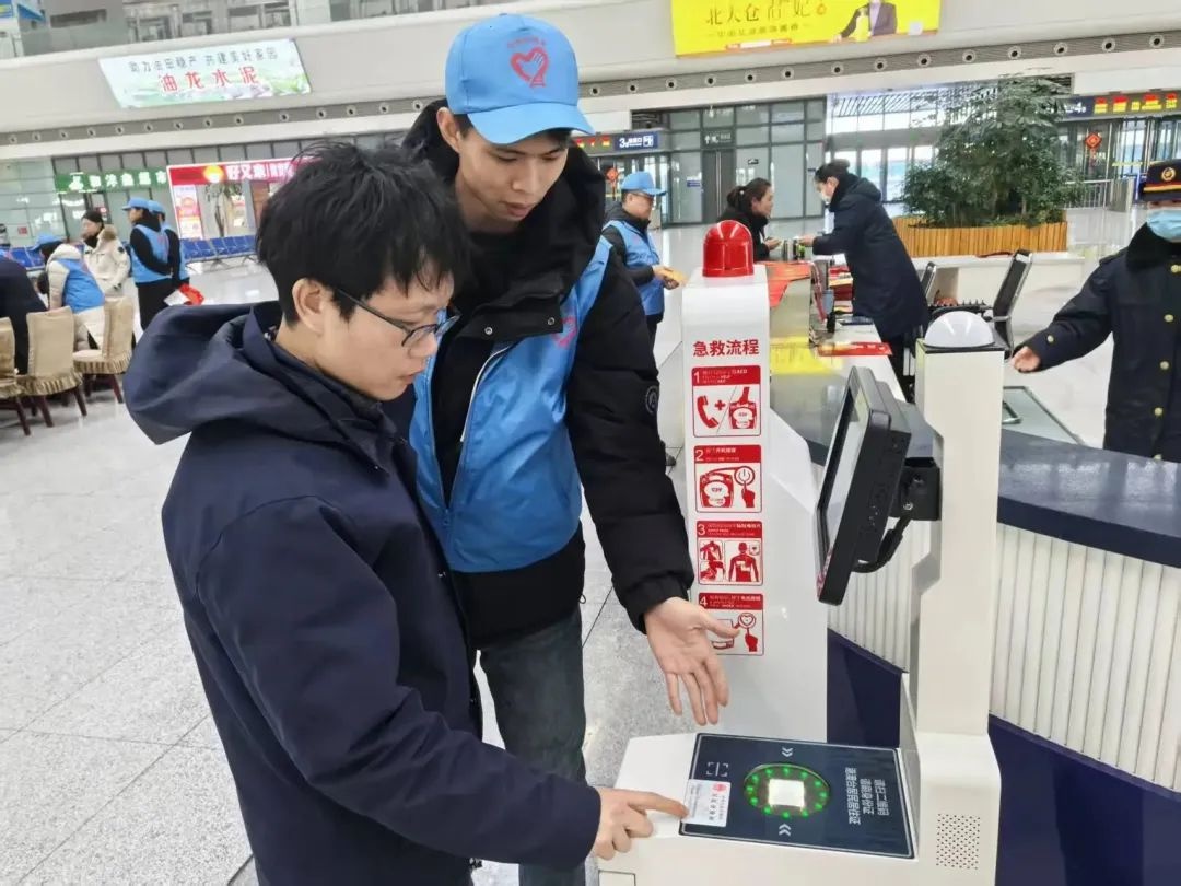 春运暖冬行动：青年志愿者如何在大庆西站传递爱与温暖？  第2张