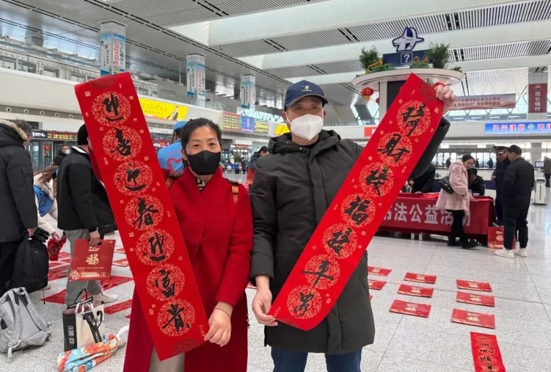 春运暖冬行动：青年志愿者如何在大庆西站传递爱与温暖？  第4张