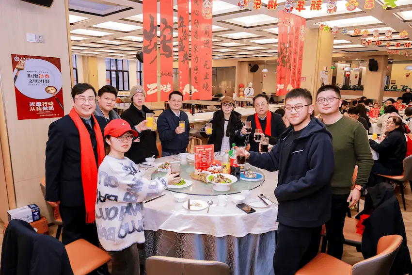 校长连续八年亲自下厨，这道宫保鸡丁为何让学生们年年期待？  第2张