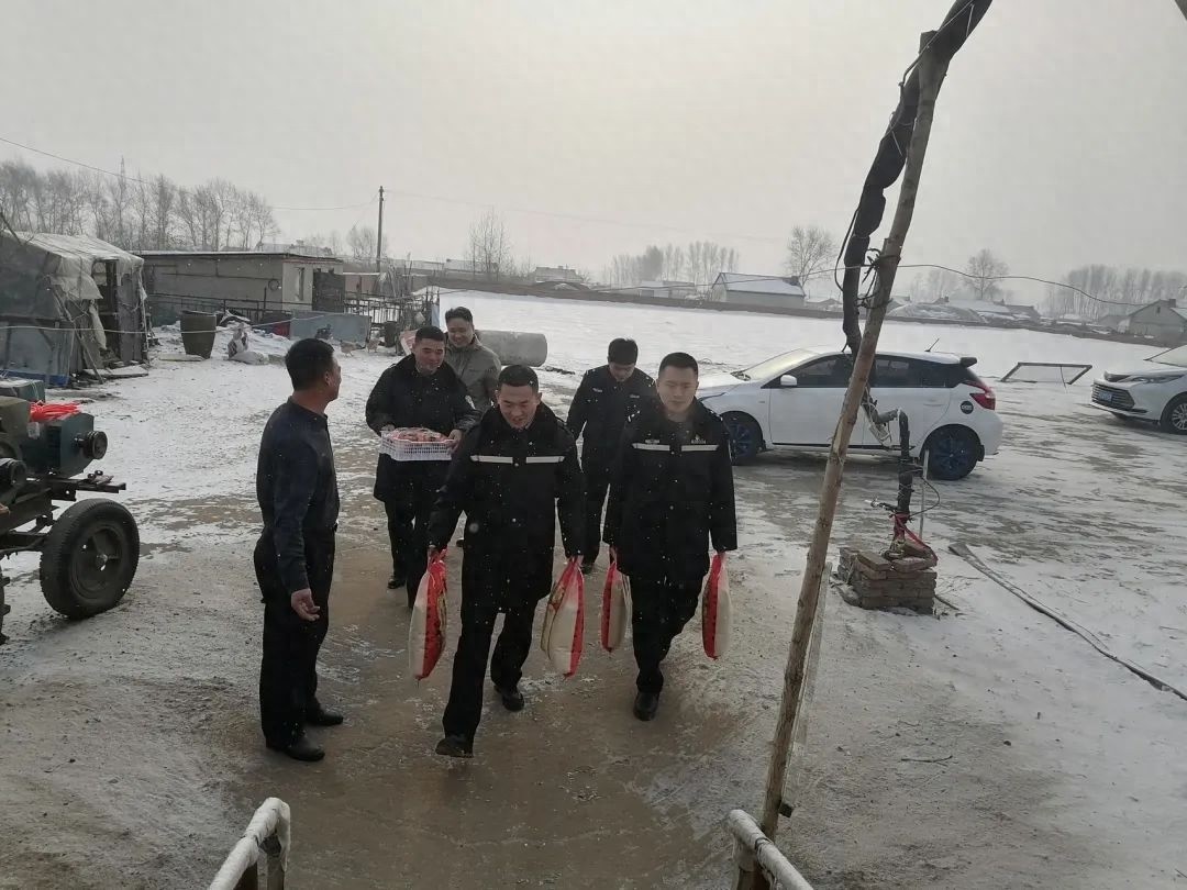 民警寒冬上门办证，卧床老人感动落泪！你见过这样的暖心服务吗？