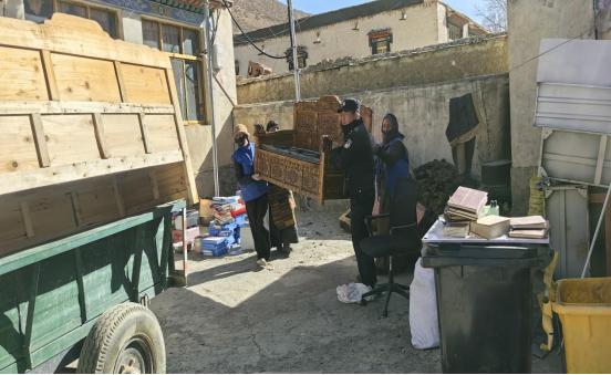 地震后，卡嘎镇派出所民警如何帮助受灾群众转移贵重物品？  第2张