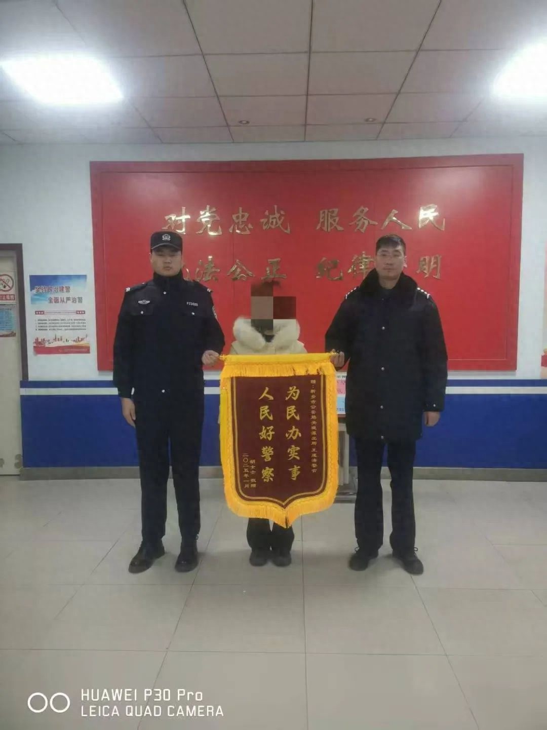 邻里纠纷升级，民警如何巧妙化解？一面锦旗背后的暖心故事