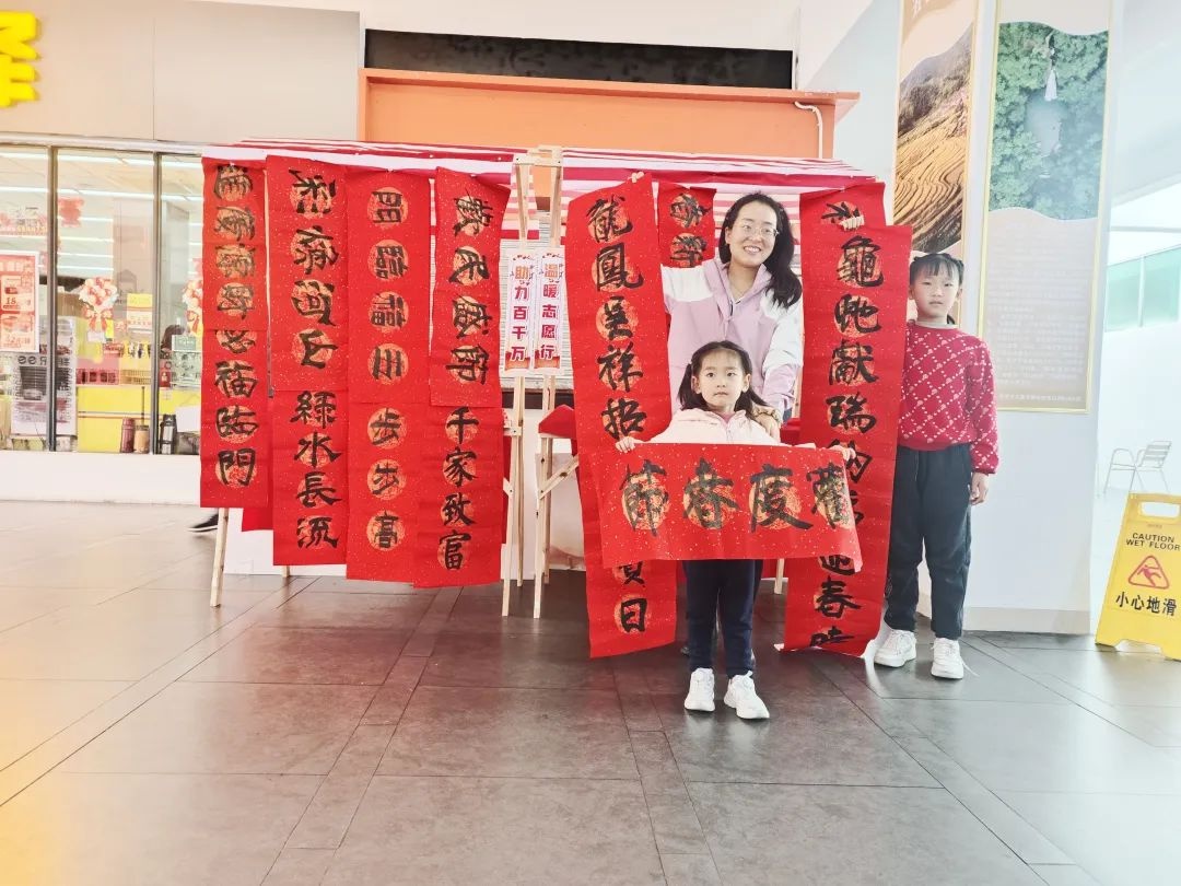 春运路上也能看大戏？梅花北服务区变身文化大舞台，旅客直呼惊喜  第3张