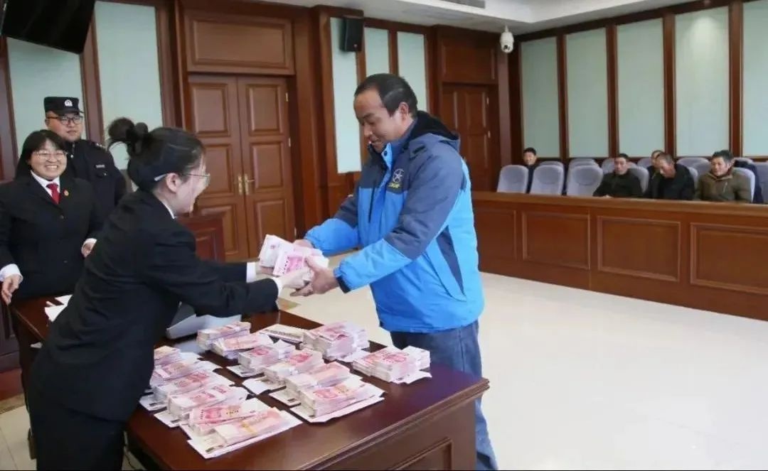 春节前拿到工资款！14名工人47万元欠薪终兑现，法院巾帼执行队如何做到的？  第2张