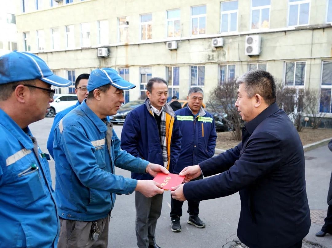 区委书记左忠鹏春节慰问一线职工，他们的坚守背后隐藏着什么感人故事？  第1张