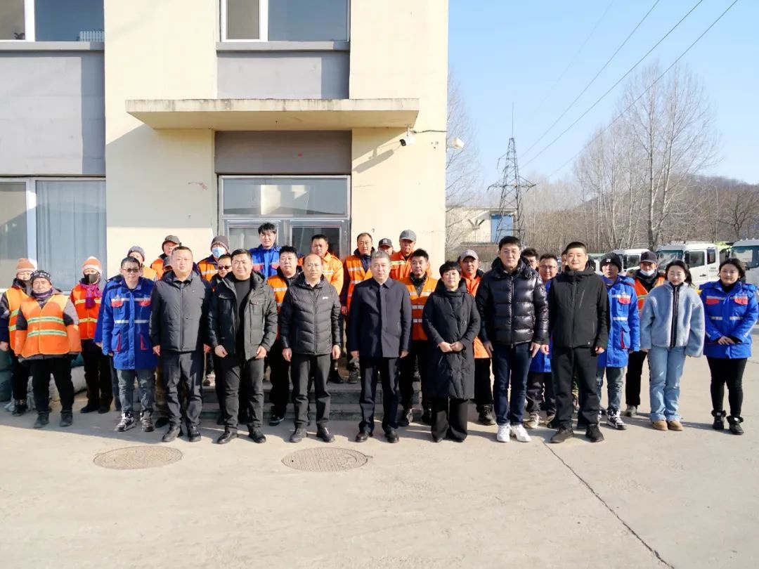 区委书记左忠鹏春节慰问一线职工，他们的坚守背后隐藏着什么感人故事？  第2张