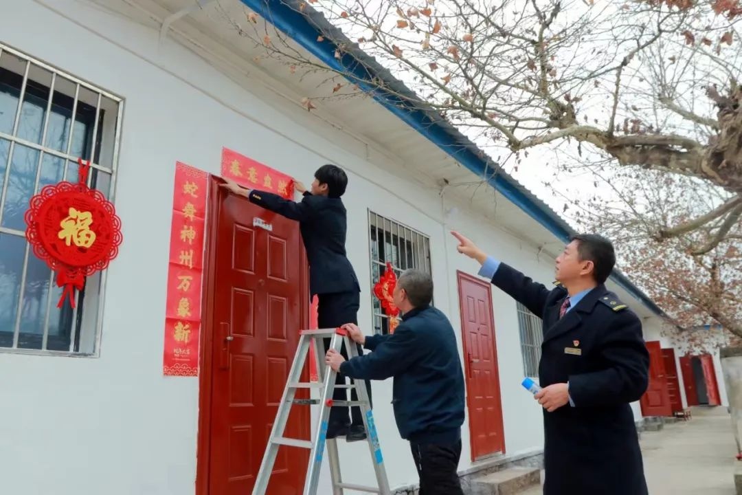铁路小站的年味：贴对联、挂中国结，他们如何把车站变成温馨的家？
